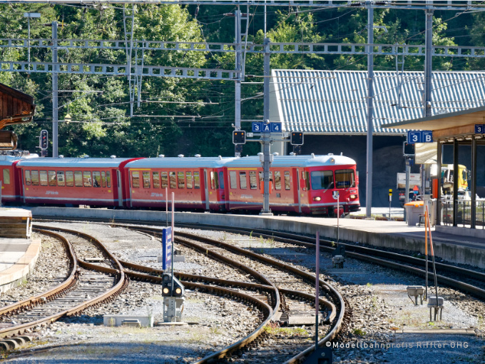 S1 nach Rhäzüns fährt pünktlich auf Gleis 4 in den Bahnhof Reichenau Tamins ein.