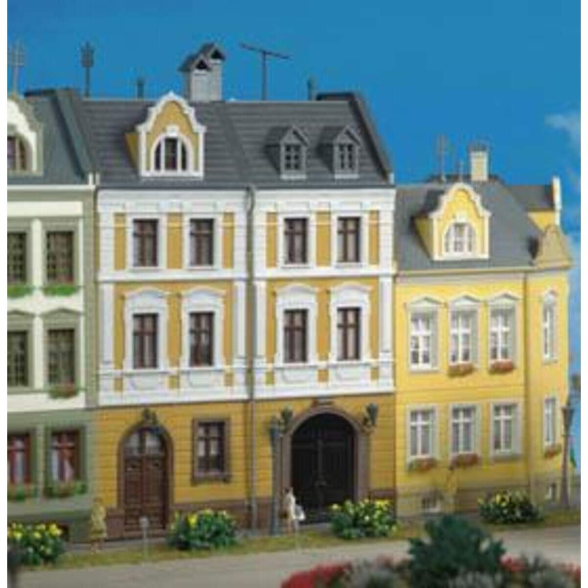 kibri-stadthaus-mit-fabrikanbau-in-E2580B5E2.jpg