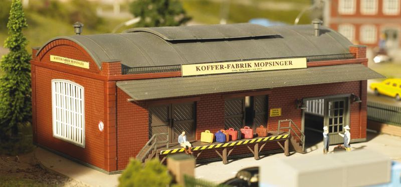 Bild von Piko 61833 Koffer-Fabrik Mopsinger